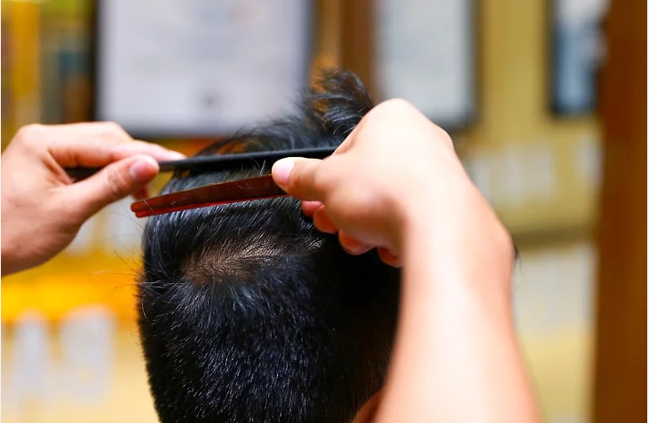 How to Cut a Man’s Hair image